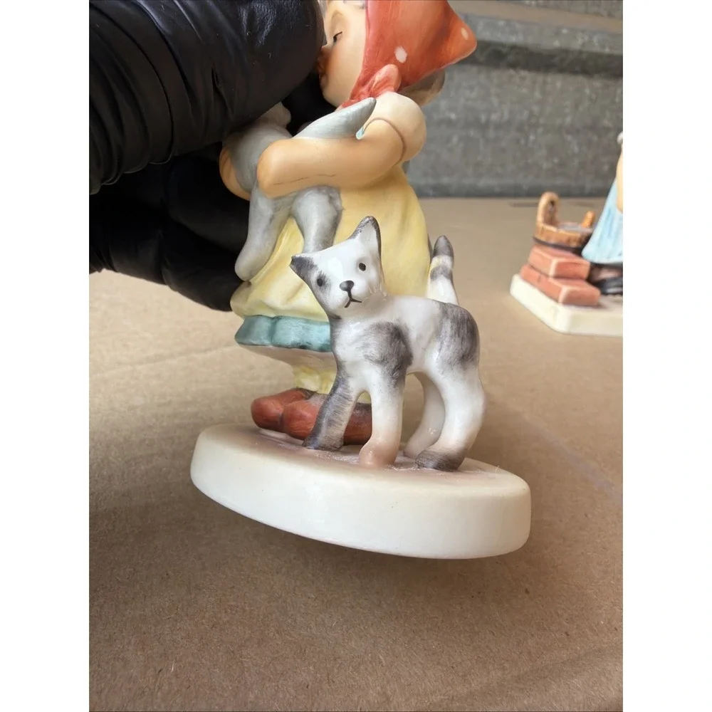 Goebel 2007 Limited Edition Girl Holding Cat‎ Figurine 8042/25000